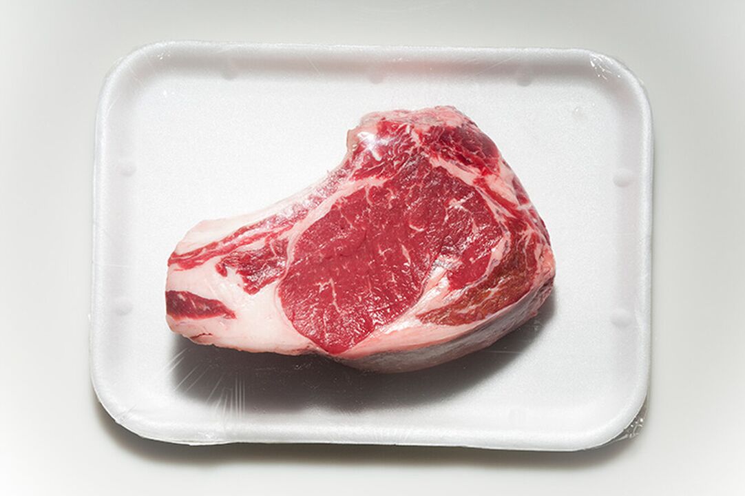 Много храни, като червеното месо, са изключени от менюто при диета при подагра. 